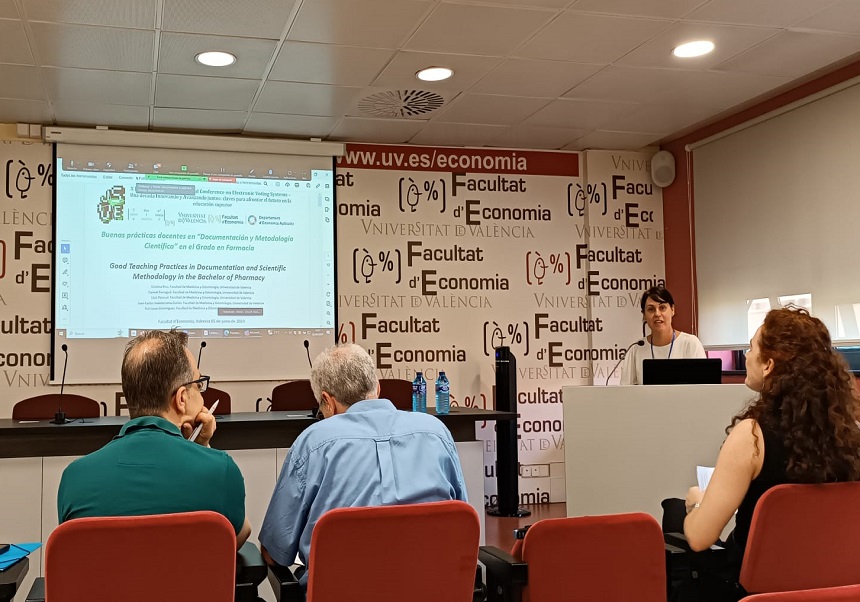 Cristina Rius presentando la comunicación